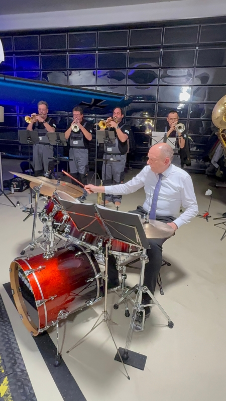 Mit Schwung ins Jubiläumsjahr – Die Blechwerkstatt featuring Landrat Christoph Rüther. © Kreis Paderborn